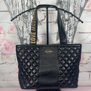 Love ❤️ Moschino quilted shoulder bag.